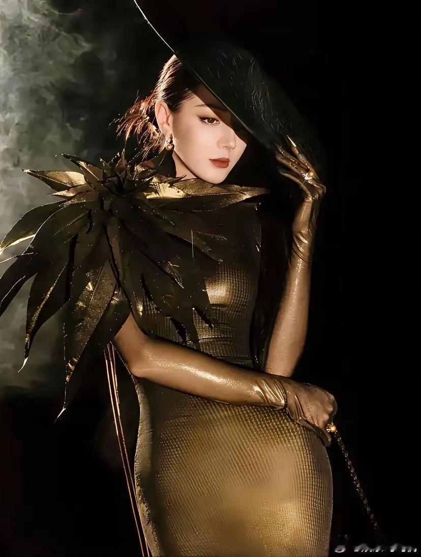 看到迪丽热巴，我疯了！​这竟然是内娱做得出来的妆造？​而且大家发现一个细节没有，
