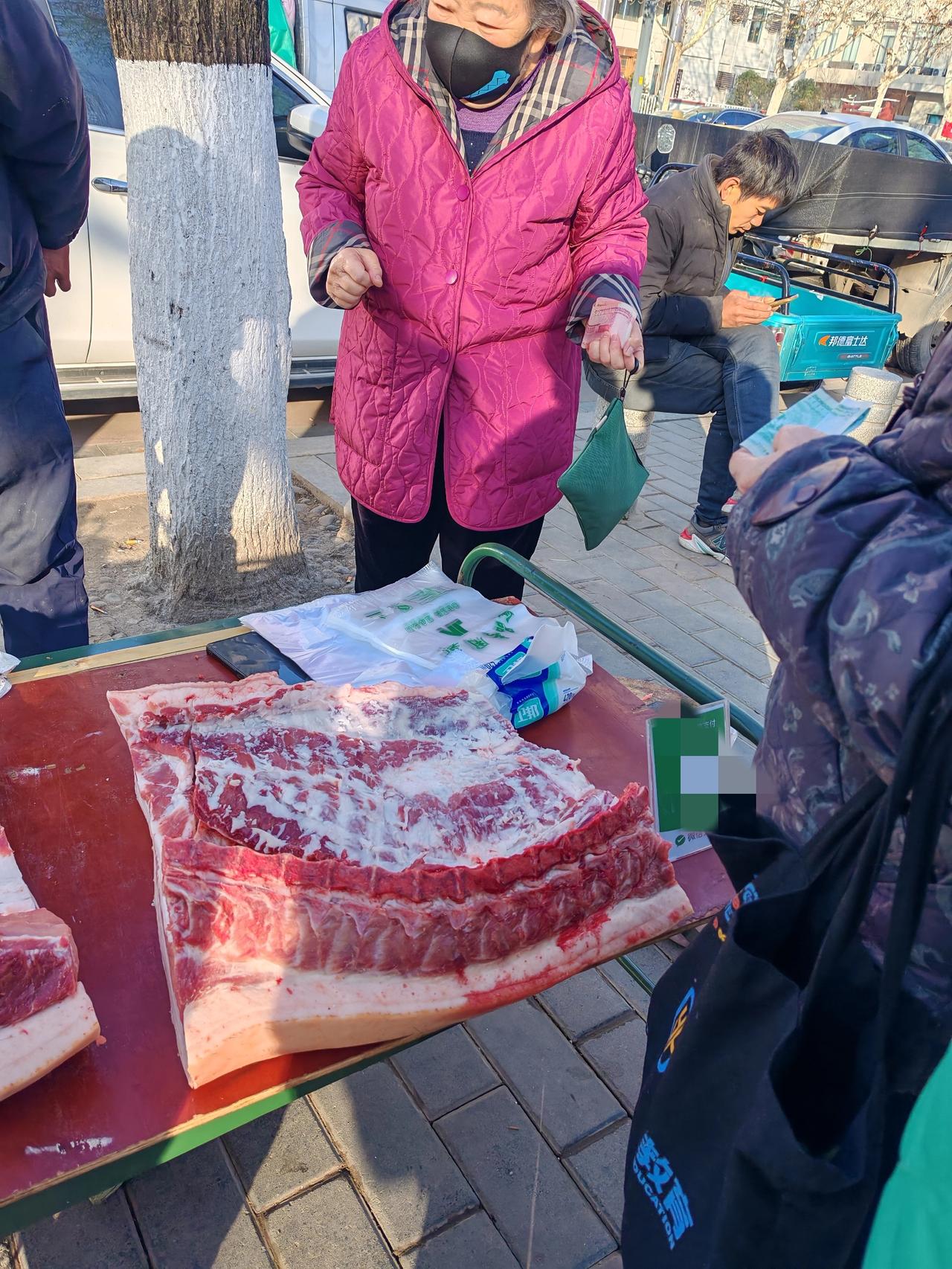 这个摊贩实诚人1月13日，坐标西安。这是我昨天出差路上拍到的几张图片，发现有些