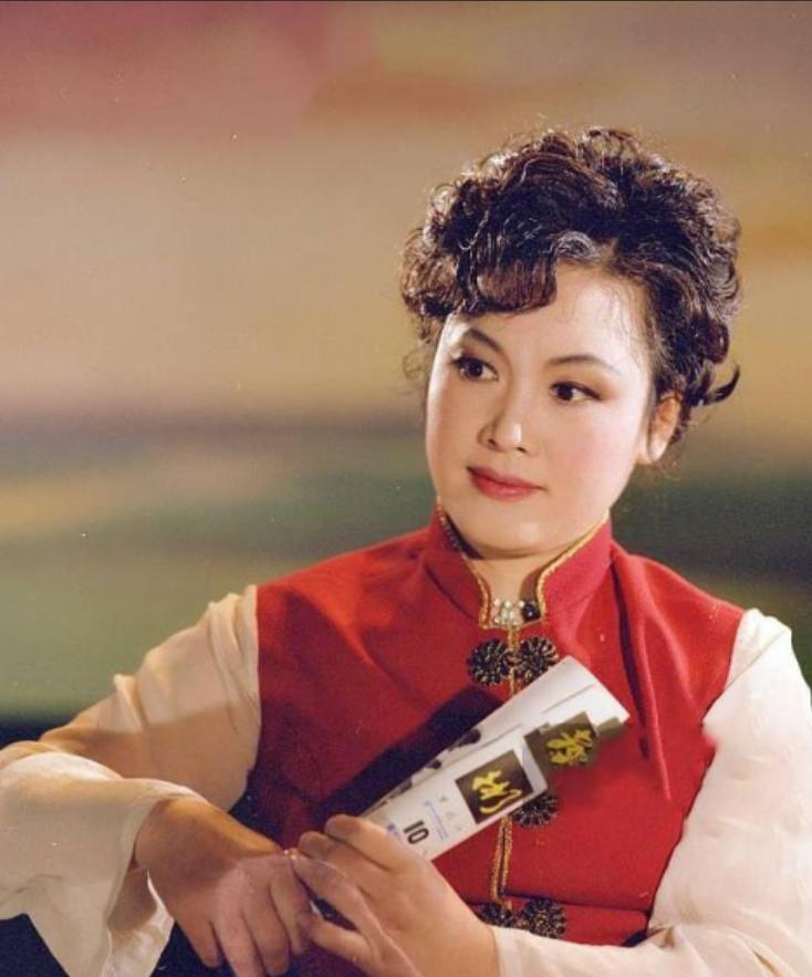 2000年，李谷一举报东方歌舞团团长田玉斌腐败。田玉斌得知被李谷一举报后大肆宣扬