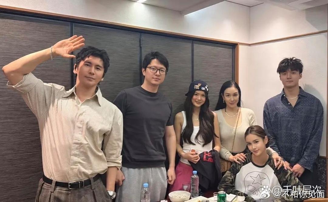 56岁钟丽缇和家人现身韩国首尔一间餐馆吃饭。2026年9月29日，被网友偶遇。她思想很开放，18岁的