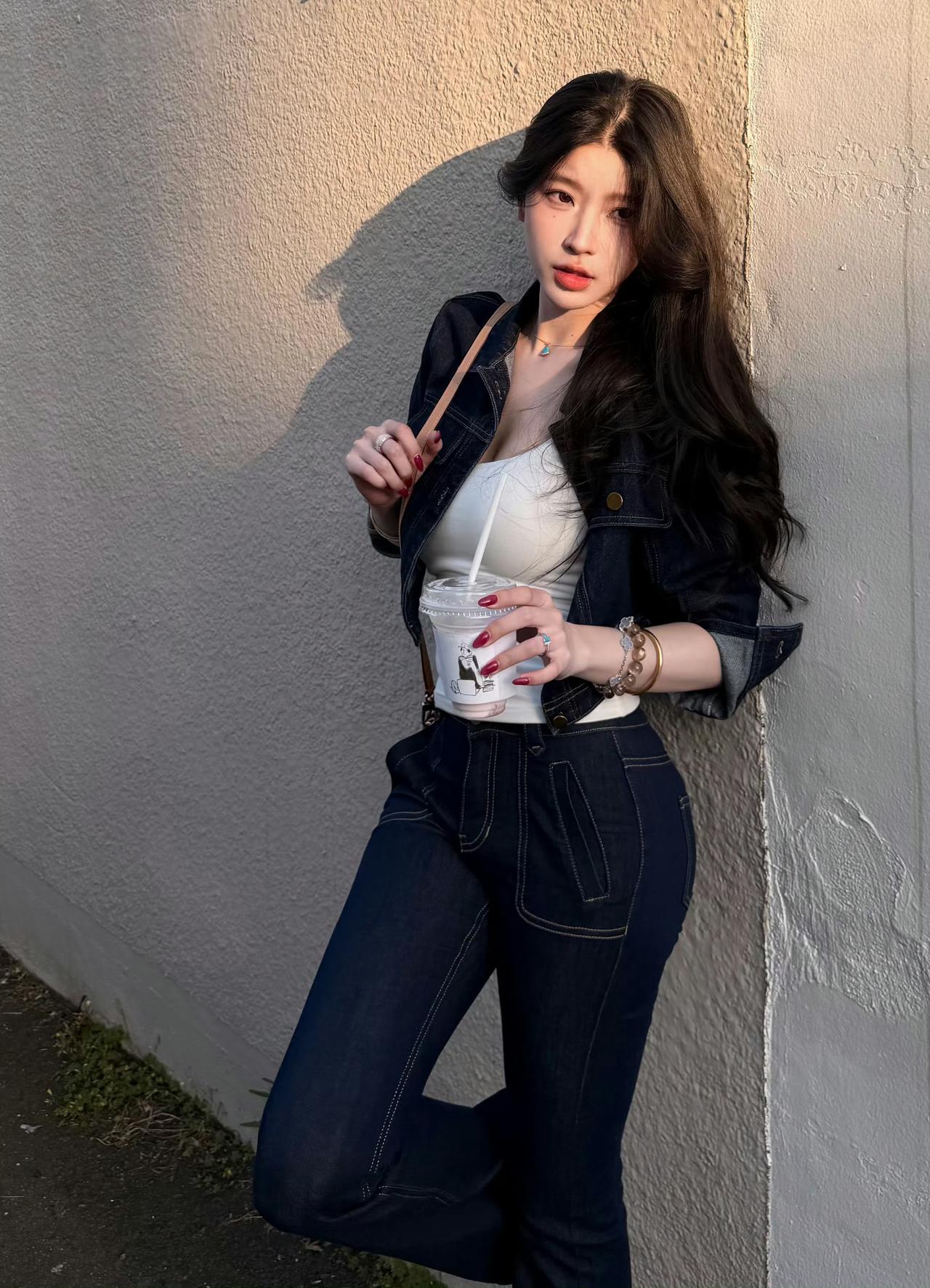宽松牛仔套装+简单白T，手握一杯喜欢的咖啡，一杯冰饮，一堵墙，和恰到好处