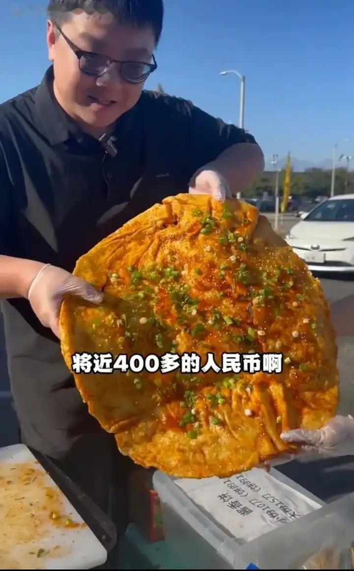 谁能想到，一个在美国无证摆摊、卖60美元一张酱香饼的中国小伙，敢当众宣布三年