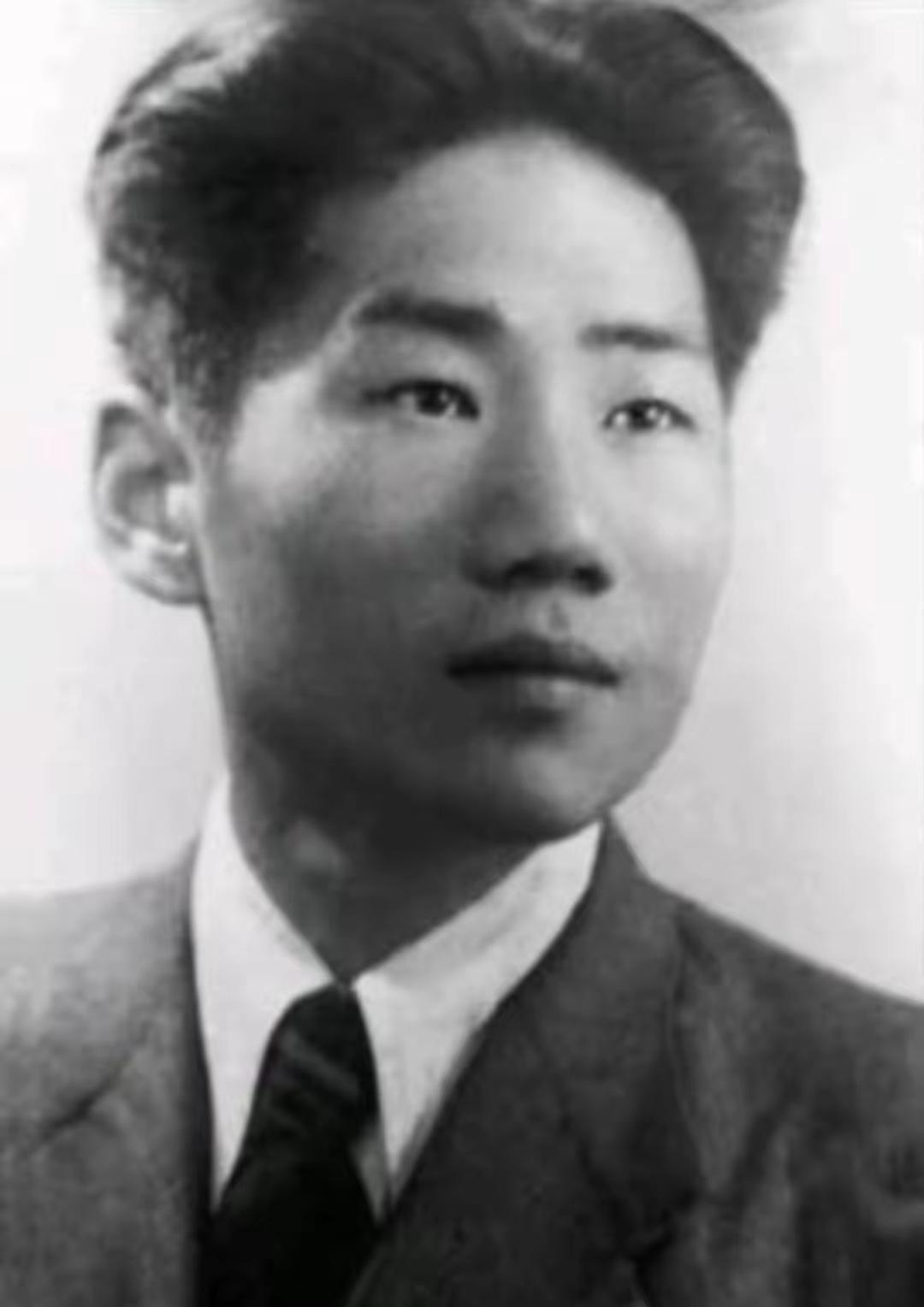 翻开旧照片，总能被那双眼睛勾住。毛岸英的长相，真是有意思。那头浓密蓬松