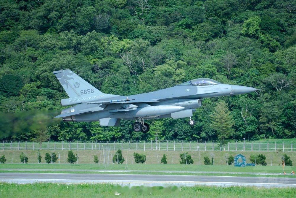 兵器影像烽火问鼎计划台伪空军4月11日举行"天龙"演习，旨在应对大陆的海空封锁