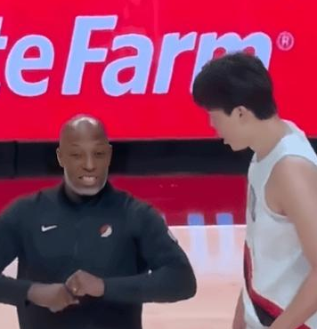 开拓者主教练比卢普斯谈到杨瀚森即将迎来NBA常规赛的首秀，他表示：这是他职业生涯