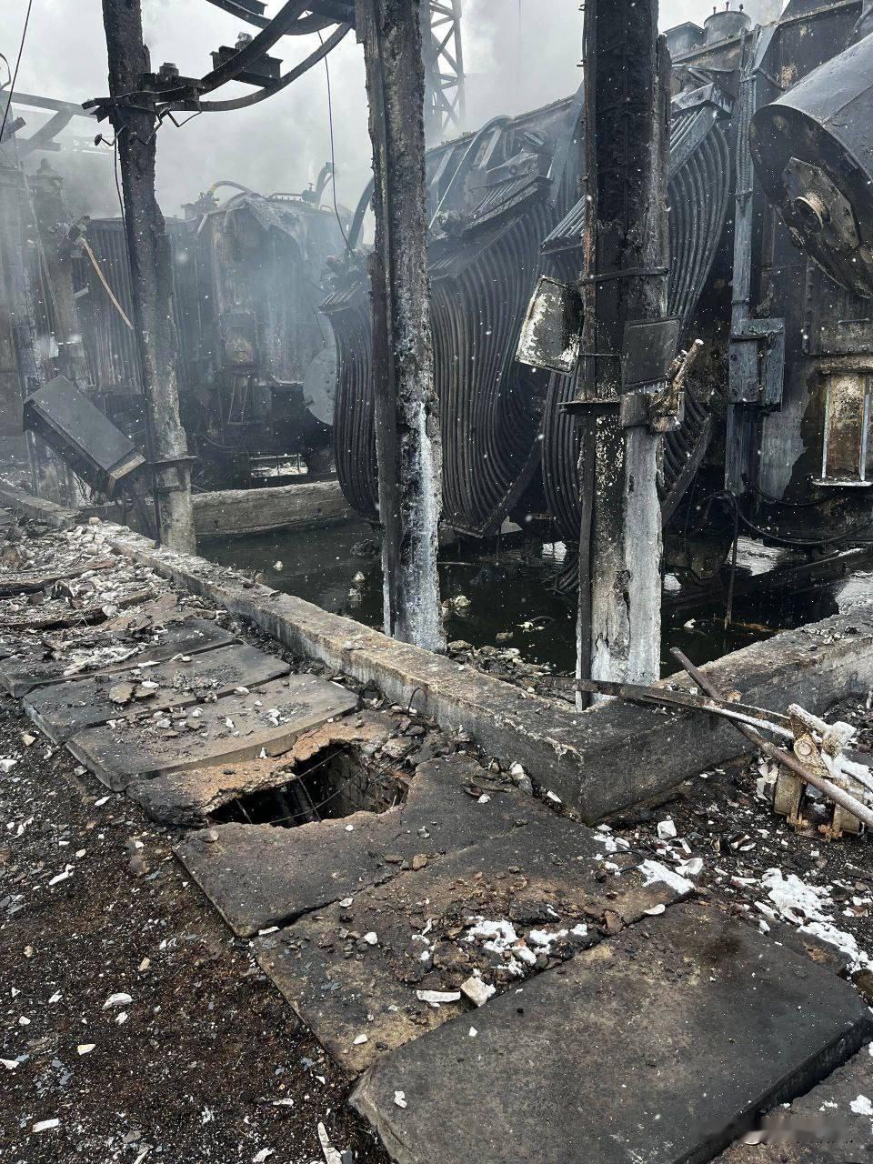 1月18日晚，俄罗斯小摩托和导弹联合打击敖德萨，这是变电站受损画面，损失惨重几个