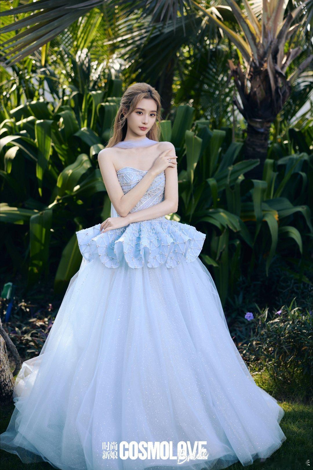 徐艺洋情人节限定封面，美神降临，温柔又笃定。从少女到轻熟，帧帧似情书，愿爱有回应