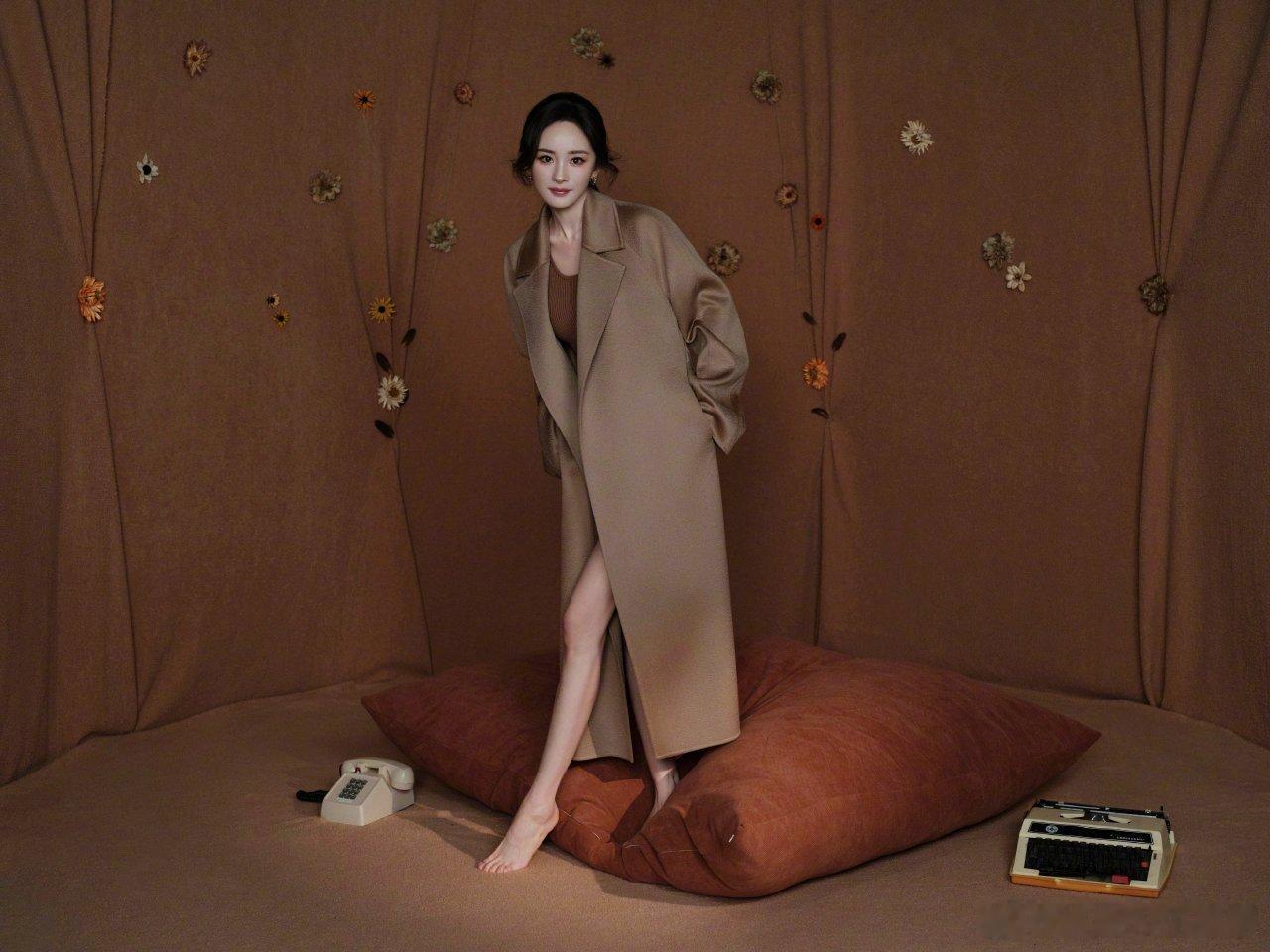 本月杨幂工作室最佳的图，杨幂穿羊绒大衣太贵气了​这套我真的被种草了谁