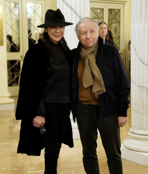 63岁杨紫琼和富商老公现身米兰冬奥开幕式夫妻俩看起来很恩爱，但外表实在很不般配