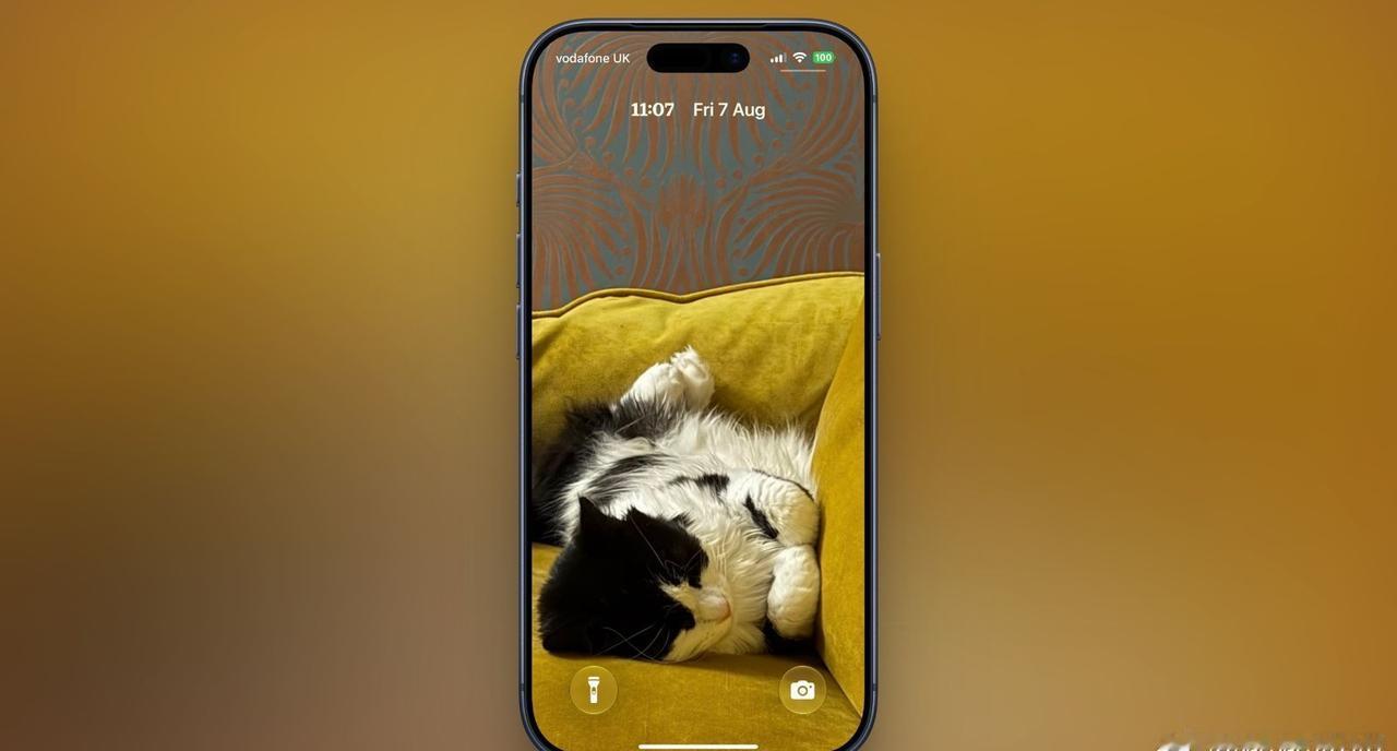iOS26系统中，Apple提供了放大锁屏时钟的功能，数字尺寸可以铺满大半屏幕