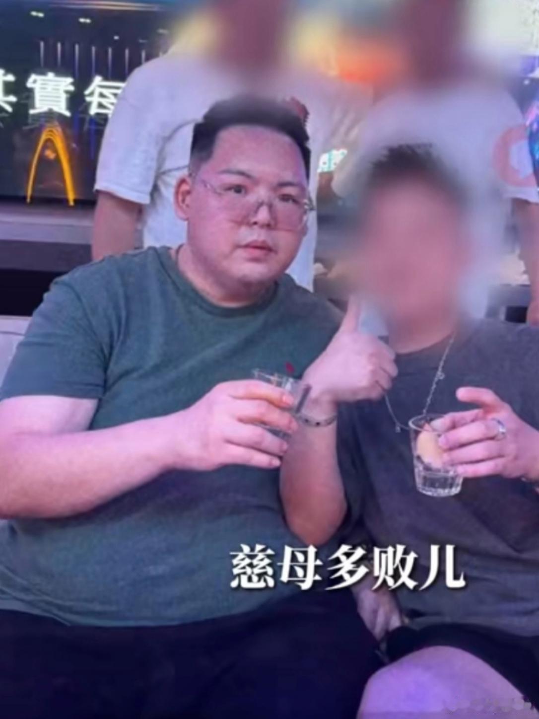 向太儿子向佑近照曝光向太小儿子向佑近照曝光，在海南理发，还和朋友聚会唱歌。向太