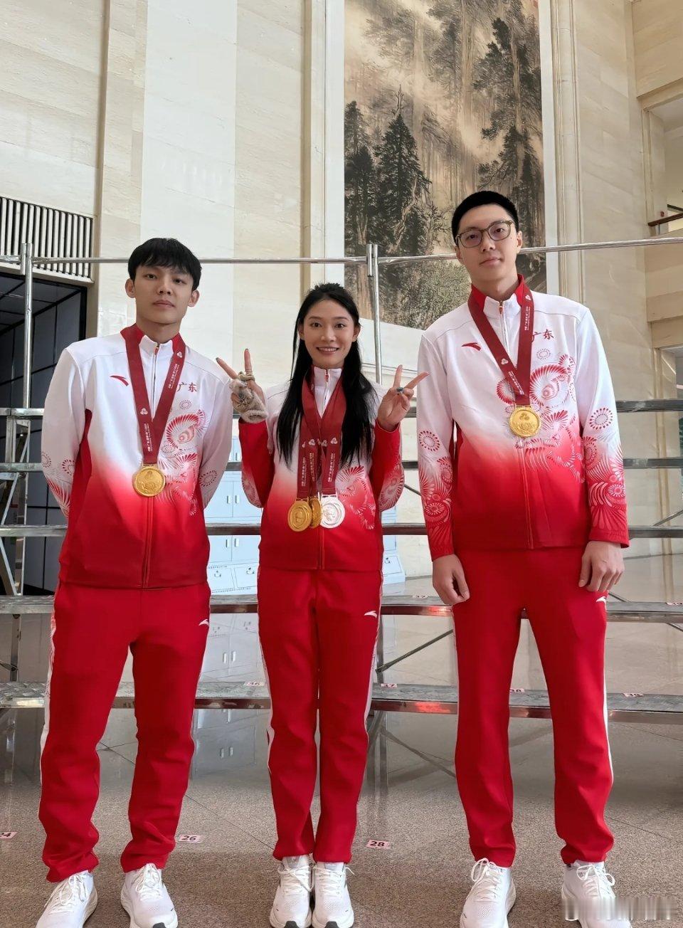 都是金牌！表彰大会现场广东队田径运动员孔莹蓥晒出了与徐杰、胡明轩的同框合照