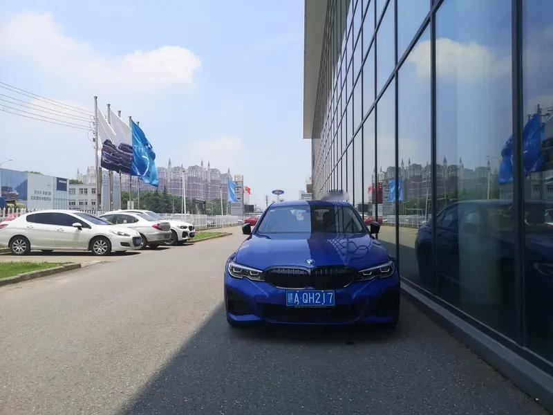 选特斯拉3、宝马3还是奔驰C，得看个人需求。要是喜欢科技感，日常市区通勤