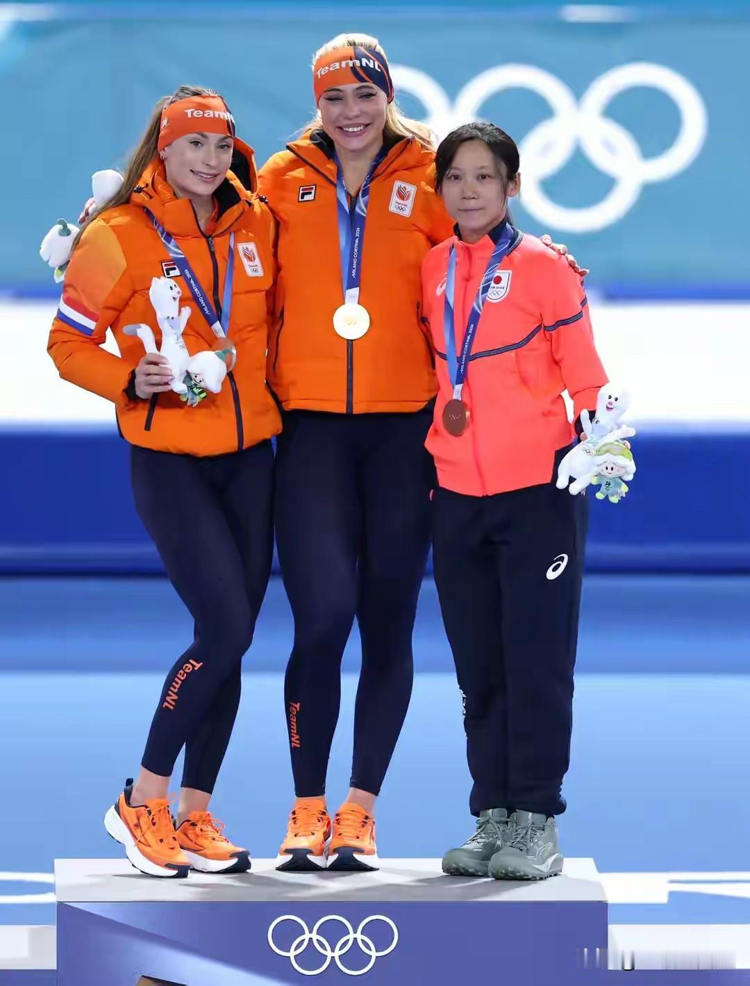 米兰-科尔蒂纳冬奥会速度滑冰女子1000米决赛，荷兰选手尤塔·莱尔丹和费姆克·科