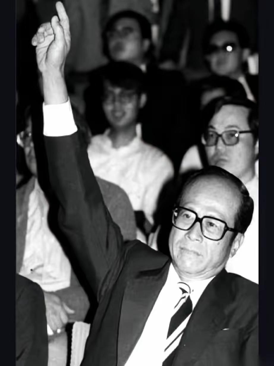 1980年，香港，一场土地拍卖会。52岁的李嘉诚，兜里揣着刚过10亿美元的全部身