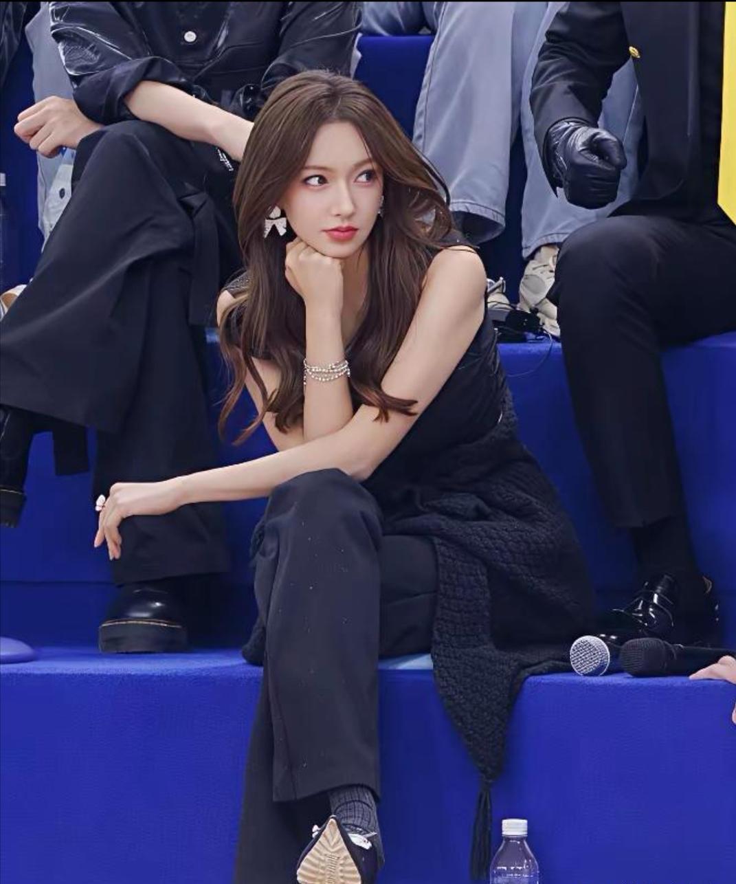 这是穿的袜子吗？漂亮女孩儿的穿搭