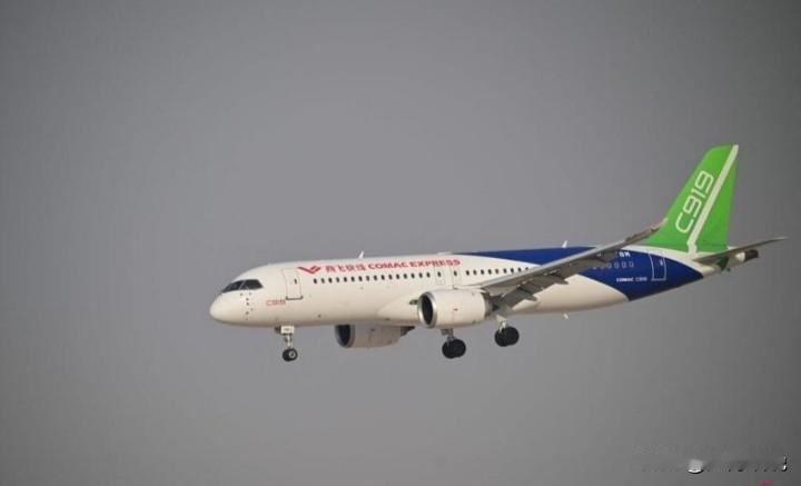 中国商飞C919首次亮相迪拜航展，积极拓展国际市场。迪拜阿勒马克图姆国际机