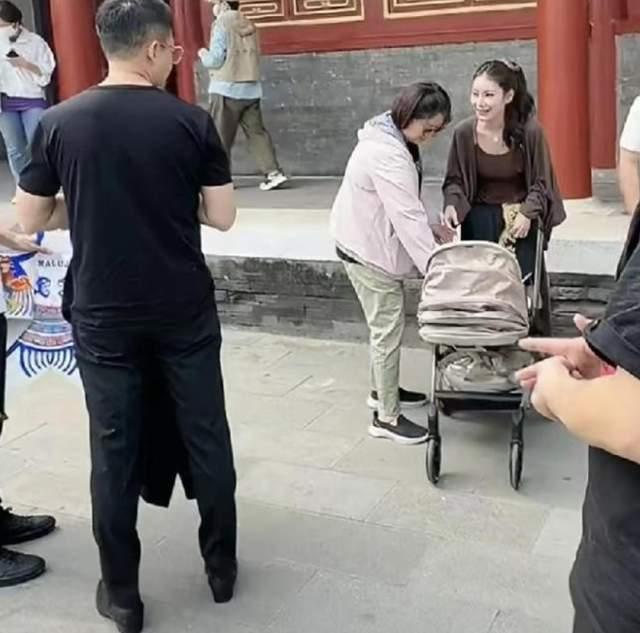 日常遛弯风马筱梅近日推婴儿车带儿子小汪宝公园遛弯，晒出了日常遛弯视频，软乎乎的