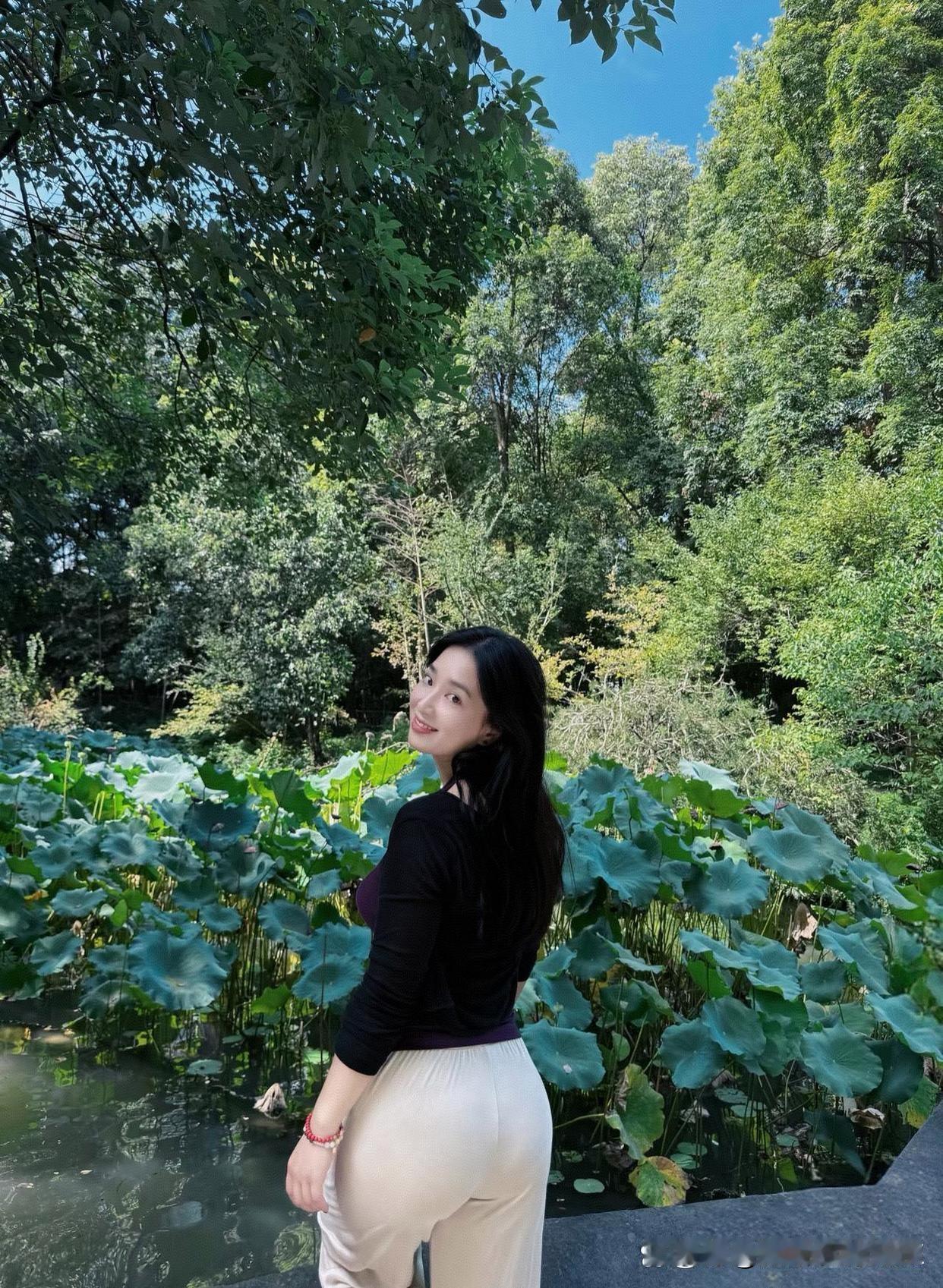 夏日走进荷塘，仿佛踏入了一个绿色仙境。就像广西贵港的荷塘，七月骄阳似火，这里却绿