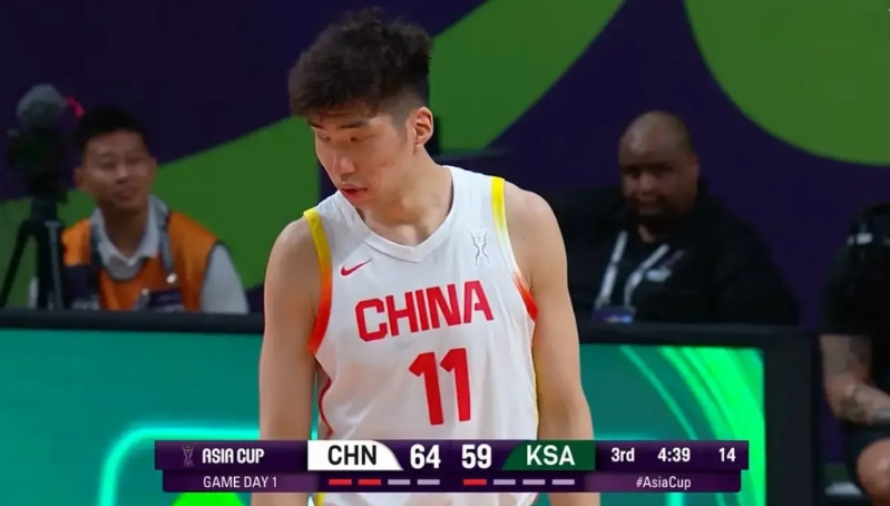 中国男篮新星余嘉豪真是太不懂事了！最近余嘉豪在自己的播客节目中聊到了选择去海外打