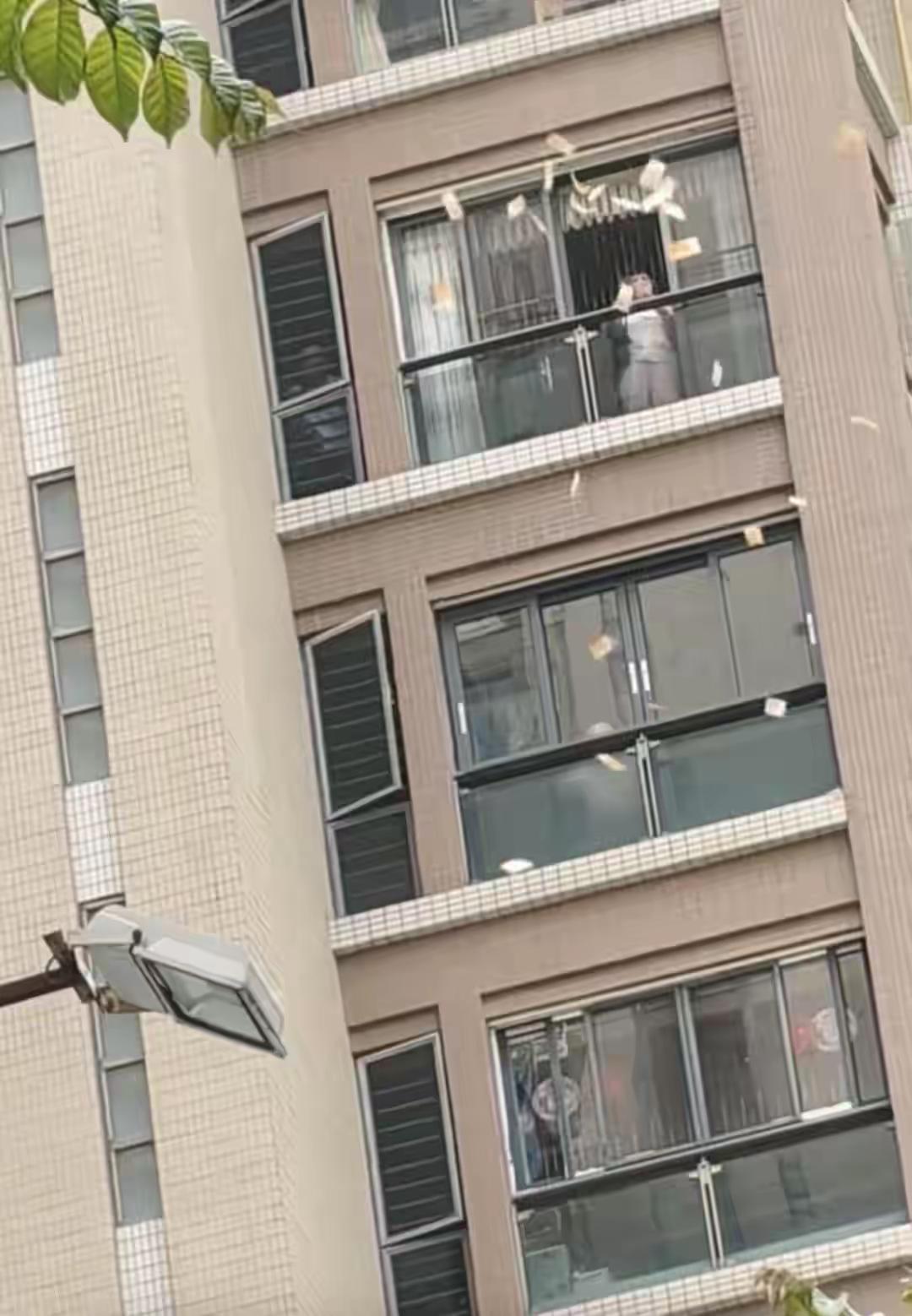 天降横财？广东汕头一小区竟下起了“港币雨”！4月14日，广东汕头一小区，一大