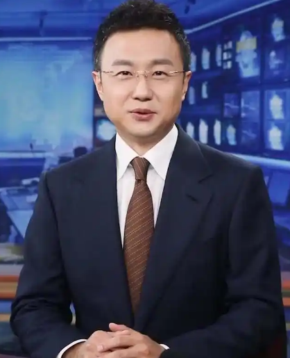 才知道，9月3日阅兵男主持人是谁了，是大家熟悉的面孔，央视一套《新闻联播》的主持