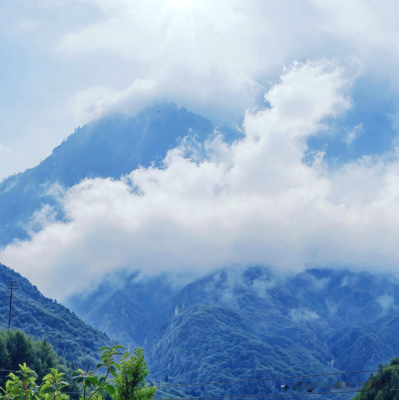 云雾缭绕的山景，真的美得让人窒息！就像10月7日的武当山，山下云雾翻腾似仙境，金