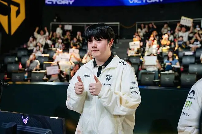 GEN以3-0淘汰KT晋级后，Canyon在采访中被问及Zeus“室友宣言”，此