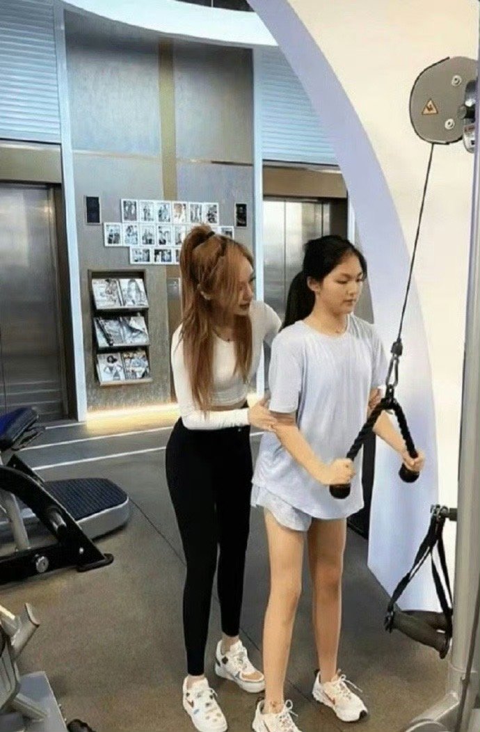 李湘女儿王诗龄的腿算得上内娱第一直了吧​​​