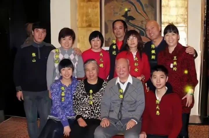 老戏骨陈强生前与家人们的一张珍贵的留影，三代同堂，子女中只有小儿子陈佩斯子承父业