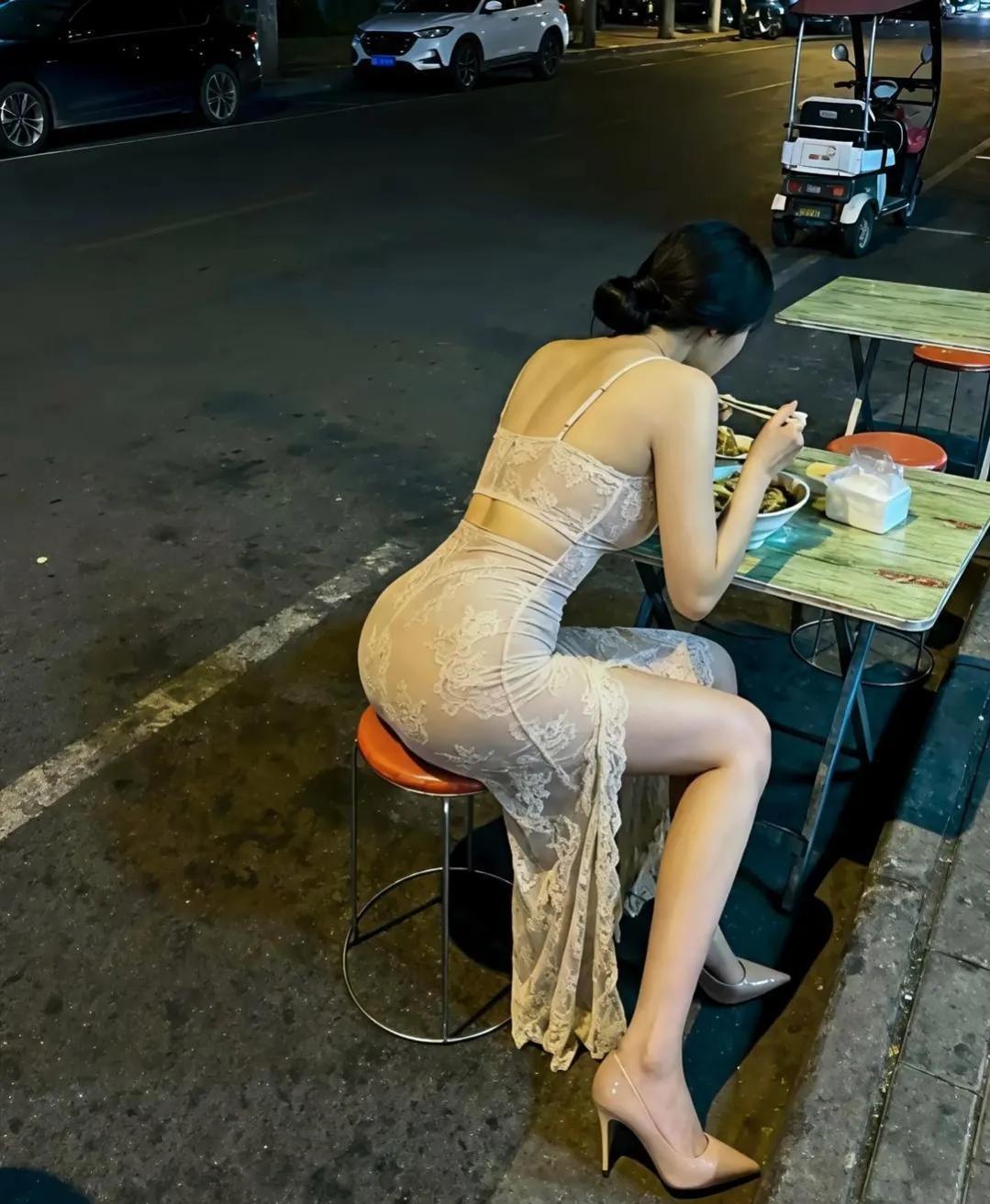 宁愿坐在自行车后边边笑，也不愿坐在宝马车里哭。这样的女孩子，你喜欢吗？