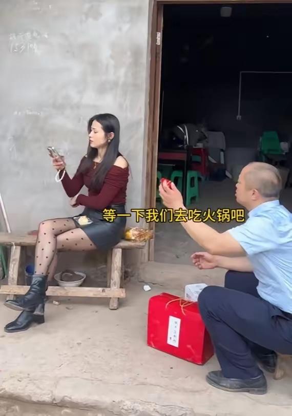 相亲男看到女方穿着时尚，脸蛋漂亮，身材出众就非常高兴和异常兴奋，瞬间就来了兴趣。