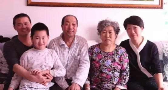 1997年，19岁海军战士为救群众牺牲，父母伤心欲绝。没想到2017年，其母亲病