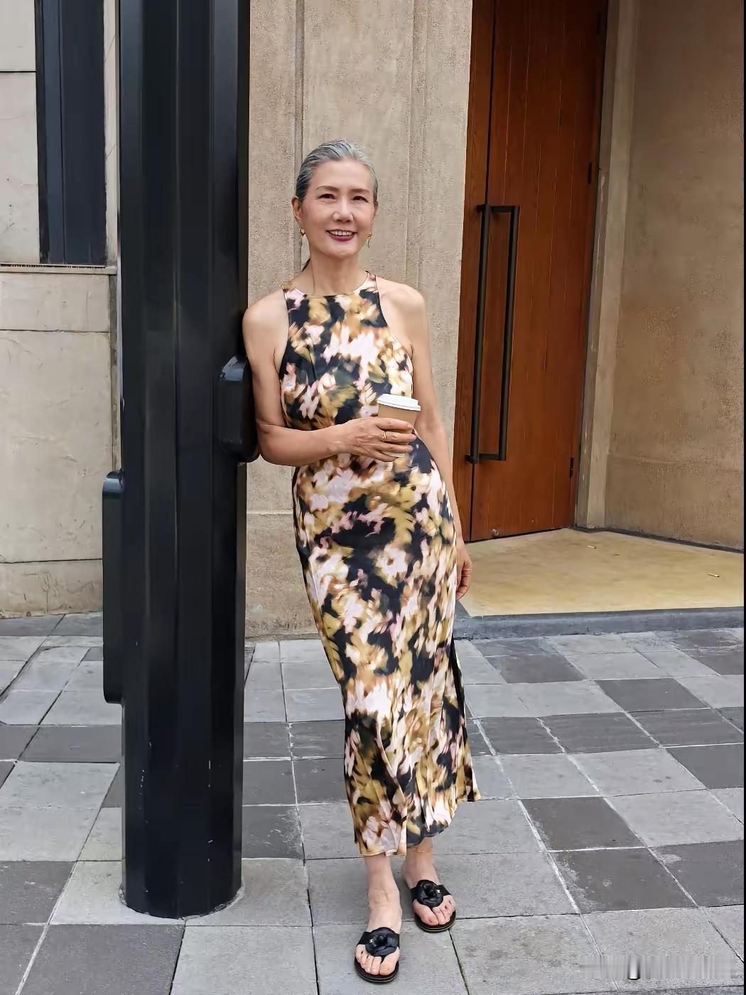 哇塞！美确实与年龄无关！68岁又怎样，白发苍苍又何妨？照样美得令人惊叹。女人