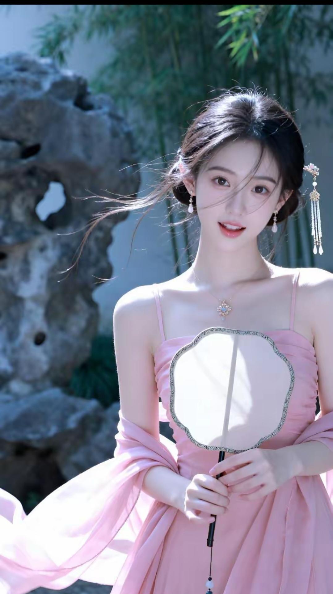 洁白纯洁的女孩，宛如仙女下凡一般，美的让人惊叹！倾国倾城女孩白的发光少女温柔