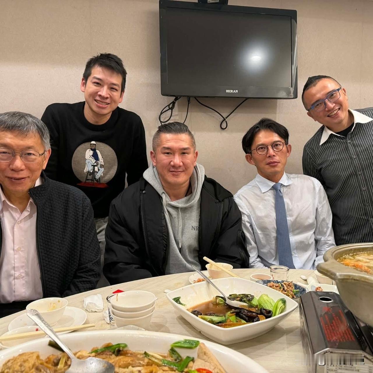 馆长今天（3日）请柯文哲和黄国昌等人一起吃饭。柯文哲从“土城”出来后就没有见过馆