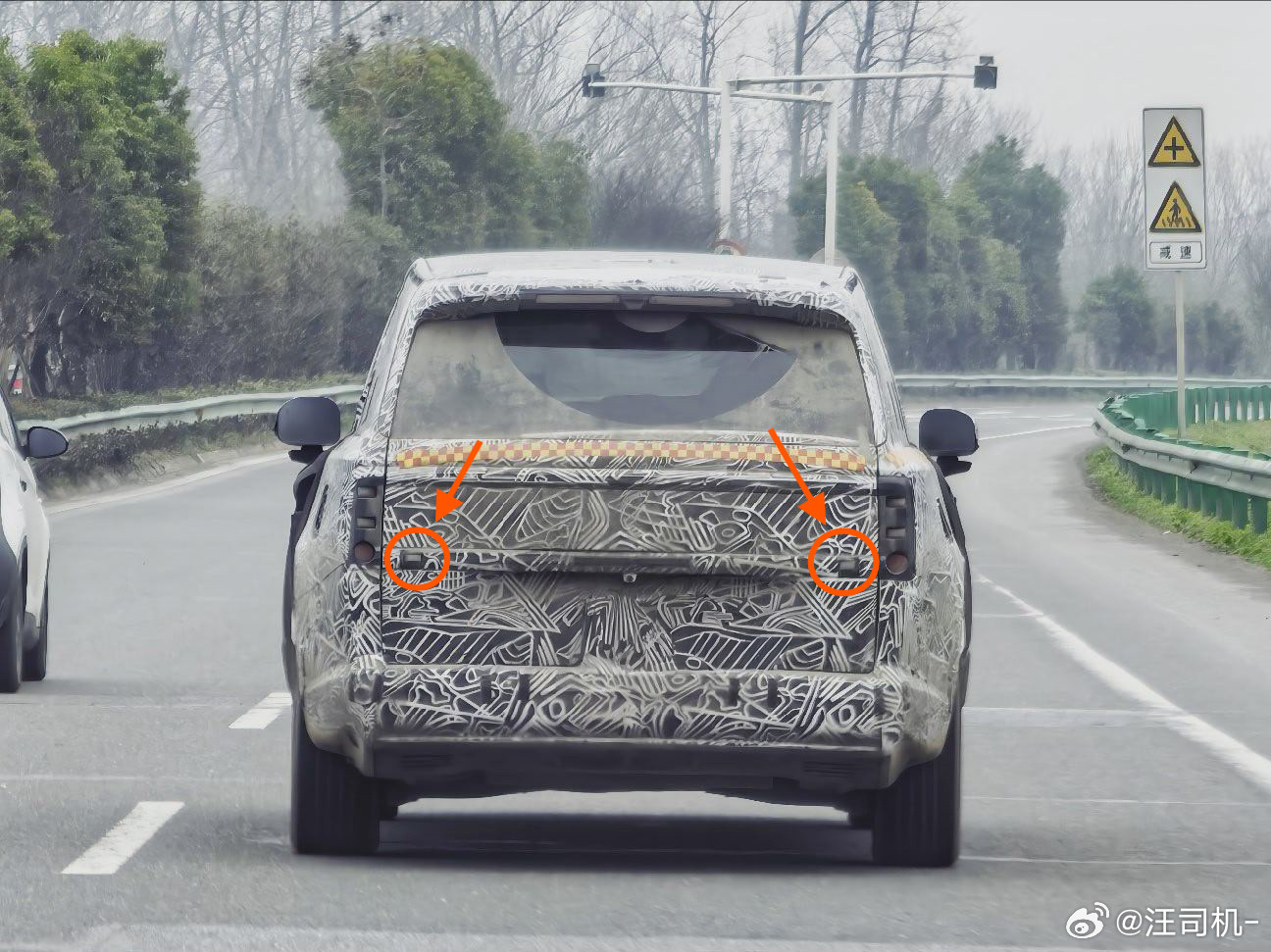 网传的小米昆仑增程SUV，红圈里的灯是不是中规揽胜那种，藏在黑色饰条中的转向灯？