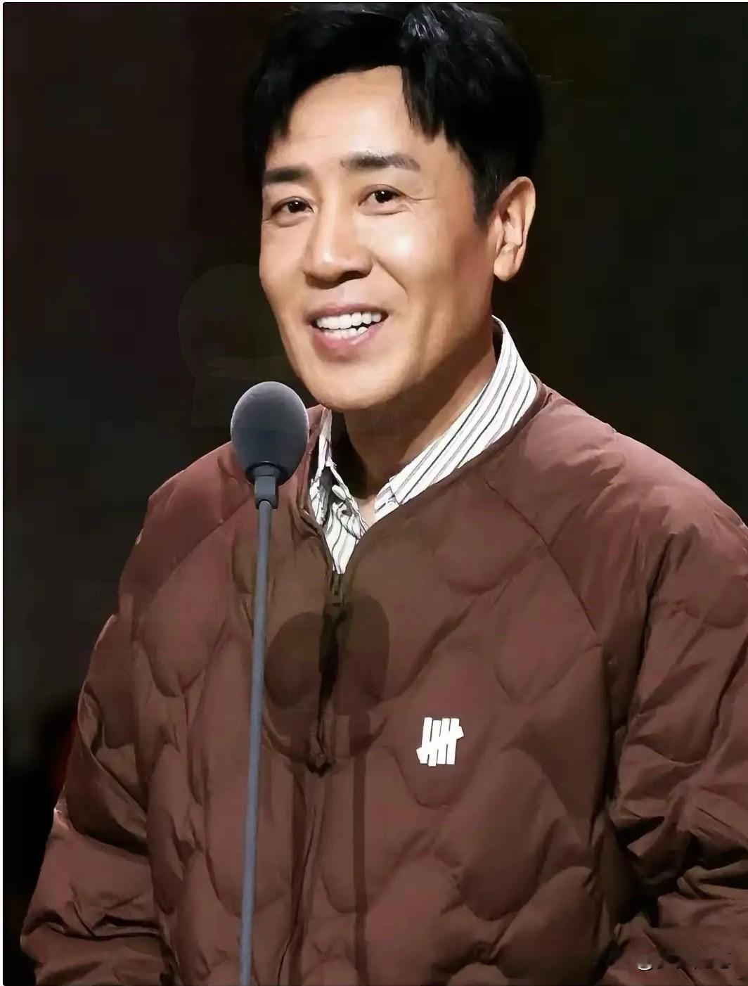 一觉睡醒​​是不是全网都知道了​​于和伟那件2300块的羽绒服，居然是波司登