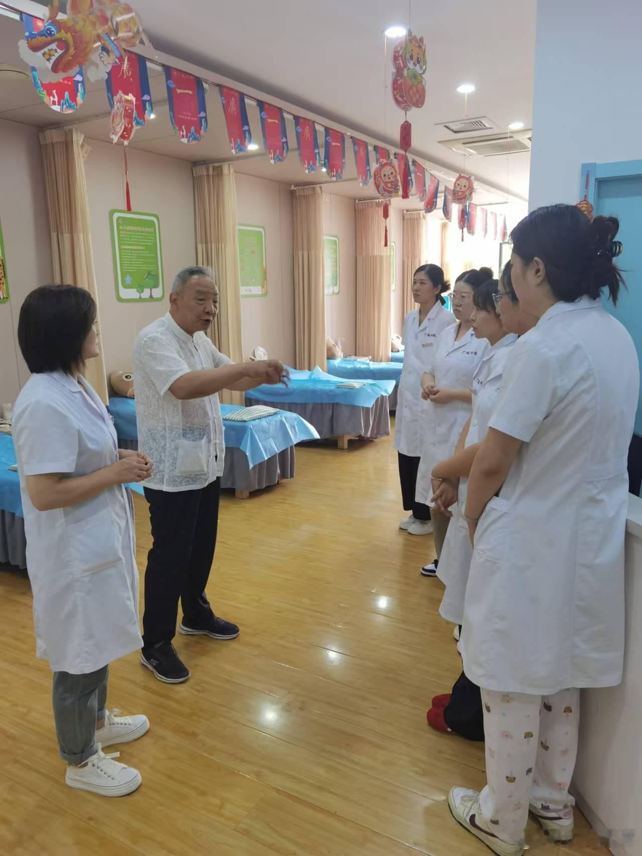 参芪大枣粥药材党参30g 黄芪30g大枣10颗粳米100g功效健脾补气，养血调