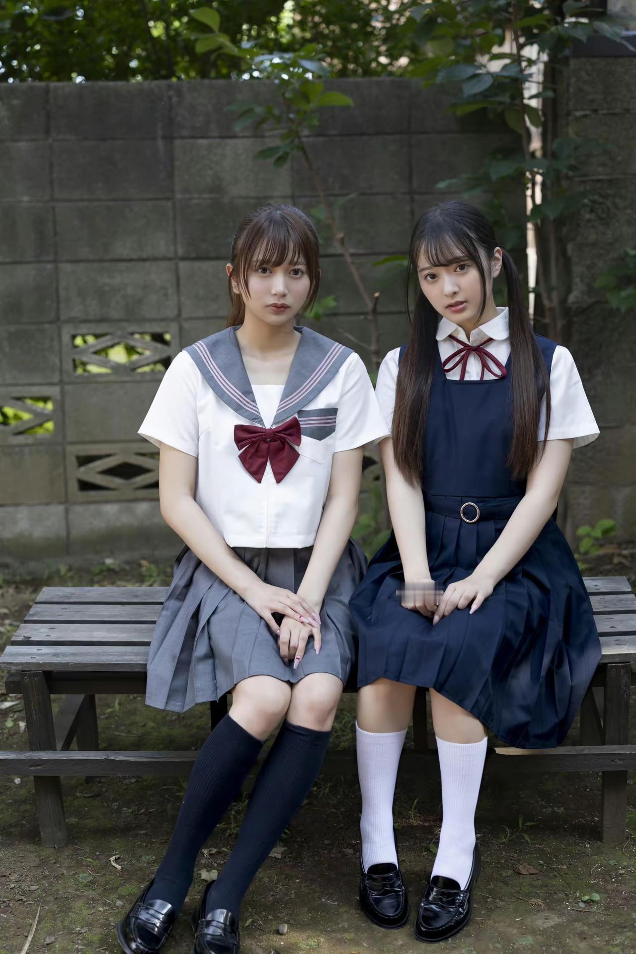 两个穿校服的女孩坐在长椅上。公园丽人合影公园淑女照湖边长椅美照青涩校服少女