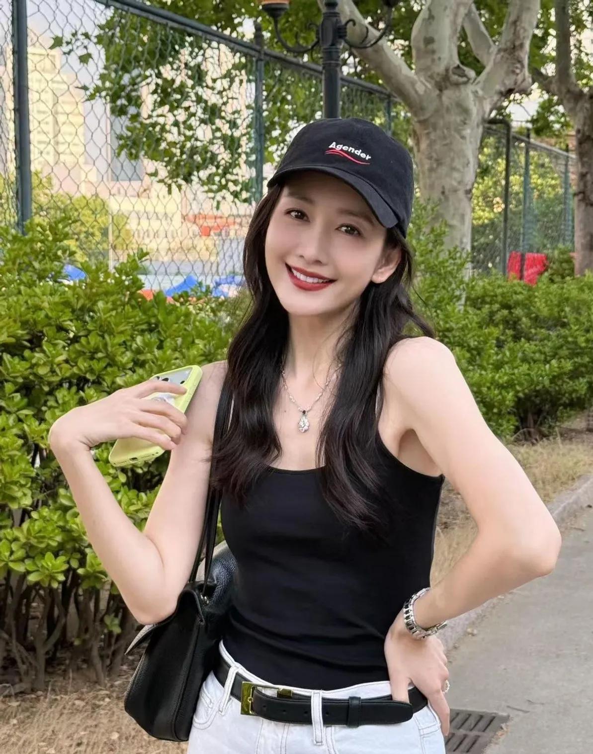 王鸥私服太懂氛围感了！黑背心配白牛仔裤，棒球帽随性加持，极简搭配，松弛又显贵，