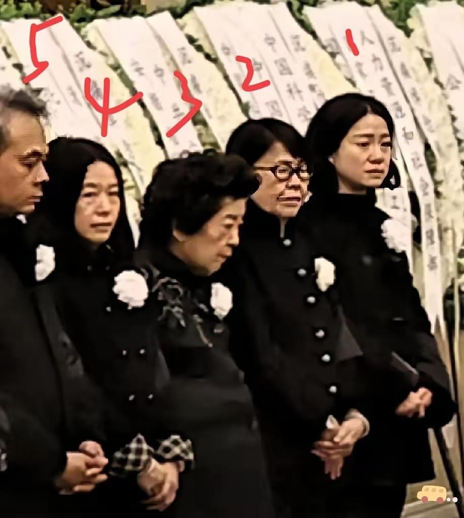 我看了杨振宁送别现场的报道，发现和网上传的一点也不一样，争议声没了，倒像是一场关