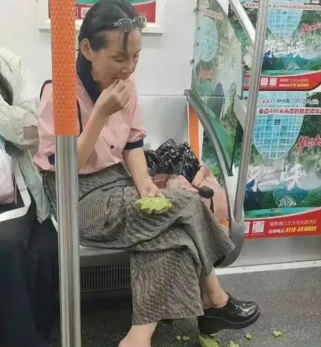 她是怎么做到这么淡定，脸不红的？​​​
