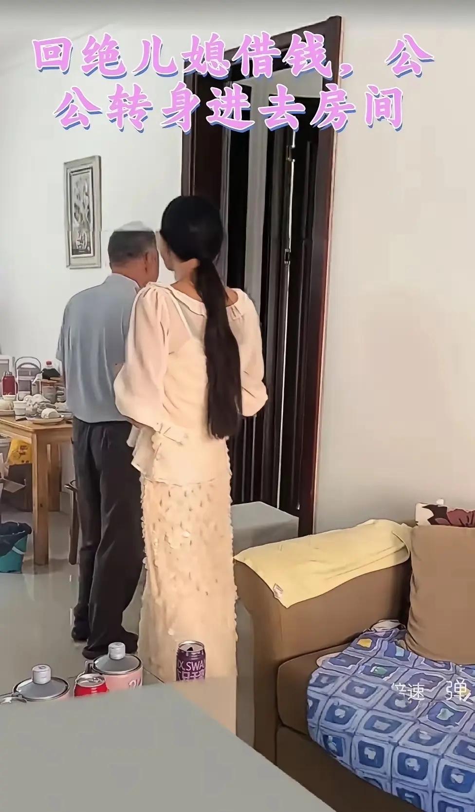 儿媳妇向公公借2万块钱治病，哪料公公一口回绝:“我不借”，然后转头却塞给她一张卡