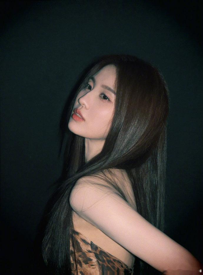 张慧雯二公豹纹造型短靴加持拉长线条，整套穿搭完整度很高，造型完成度满分。张慧雯二