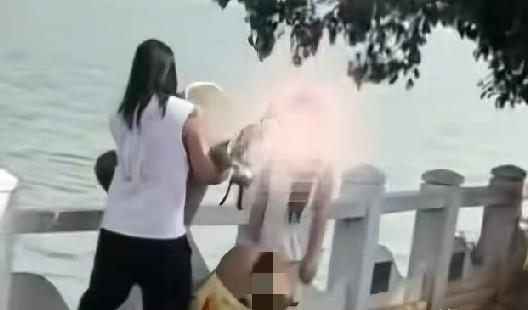 4月19日，昆明，滇池风光正好。谁能想到，一个身强力壮的男子，竟然在众目睽睽之下