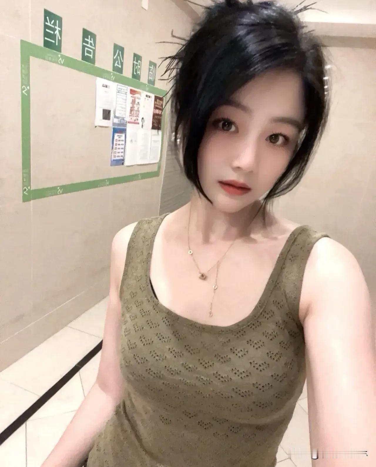 甜系女孩的治愈力你笑起来的弧度比奶茶更暖。发丝带风，连空气