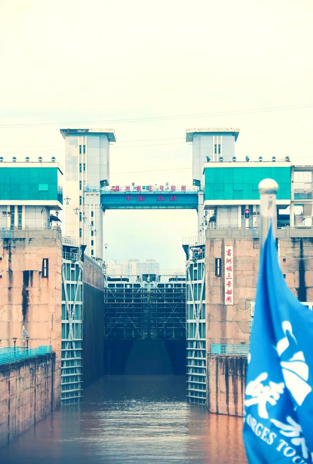 这个“天下第一门”，马上就“门清”了！葛洲坝三号船闸在三峡船闸没建成之前，是全