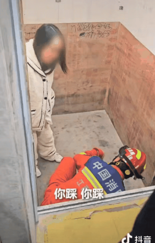上人民日报了！江西萍乡，女子被困电梯，消防员想拉她上来。女子说了一句“我是孕妇”