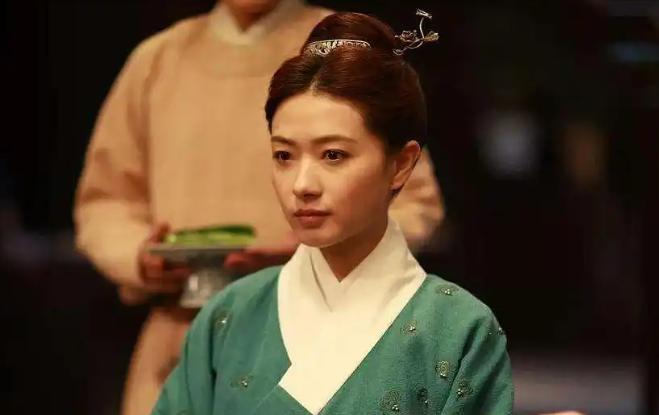 1561年，戚继光在外偷偷纳了小妾，并生了5个儿子，妻子王氏得知后，抄起一把长刀